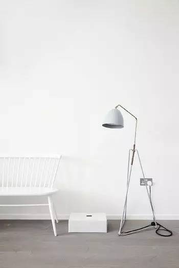 Lean floor lamp