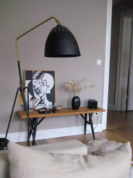 Lean floor lamp